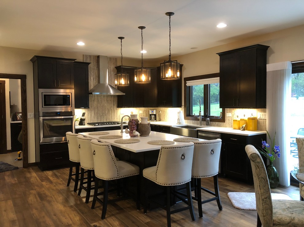 Exempel på ett mellanstort klassiskt vit vitt kök, med en rustik diskho, skåp i shakerstil, skåp i mörkt trä, bänkskiva i kvarts, brunt stänkskydd, stänkskydd i stenkakel, rostfria vitvaror, mörkt trägolv, en köksö och brunt golv