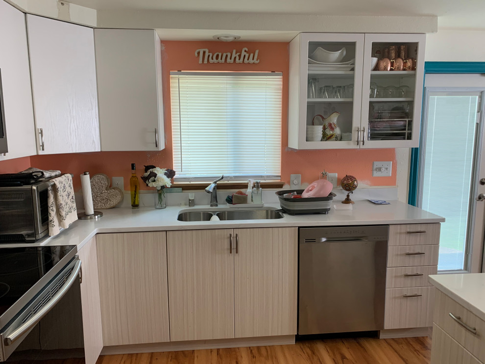 Exempel på ett litet modernt vit vitt kök, med en nedsänkt diskho, luckor med glaspanel, skåp i ljust trä, bänkskiva i kvartsit, rostfria vitvaror, vinylgolv och en köksö