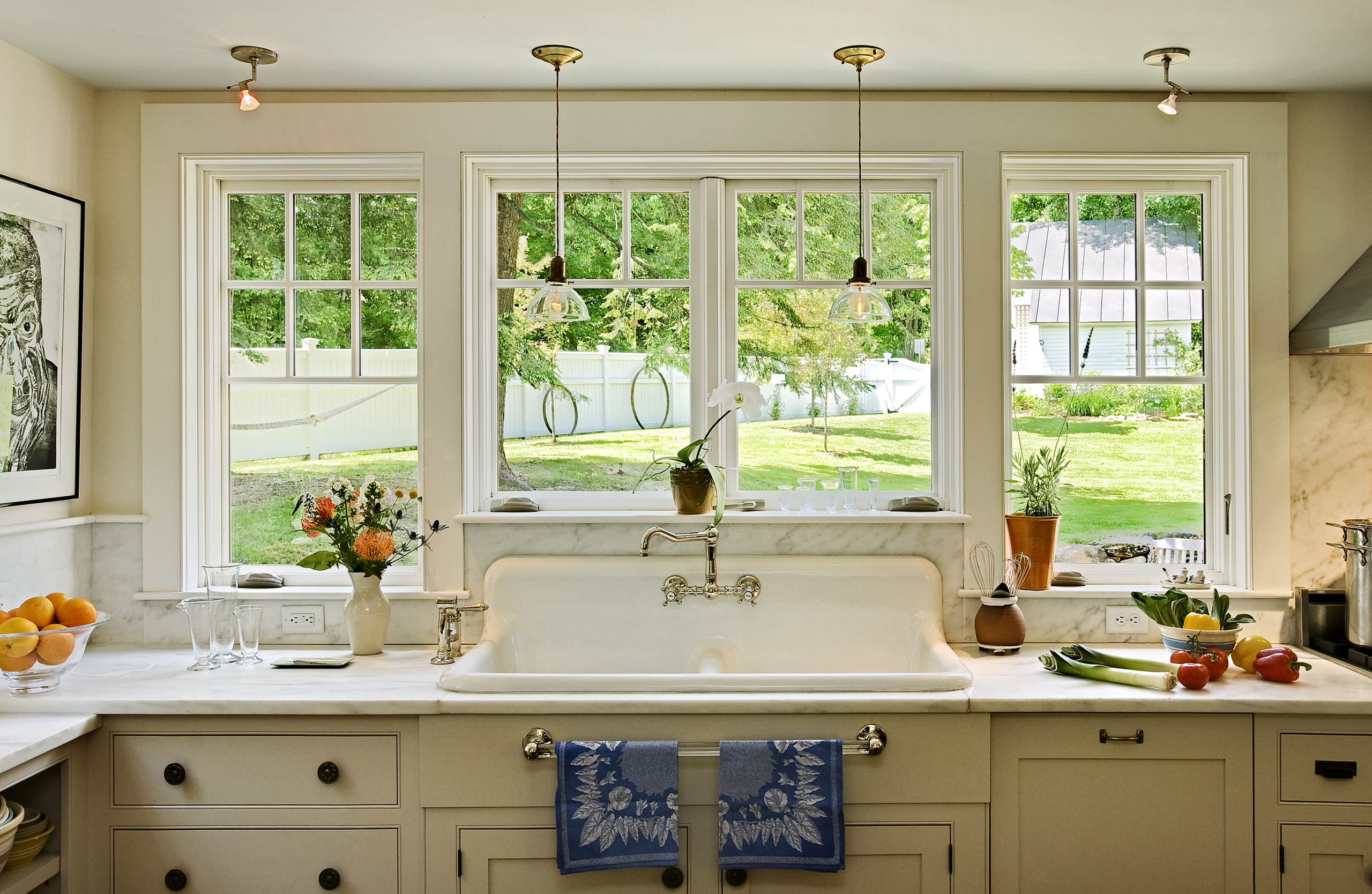 Окна на кухне купить. Интерьер кухни с большим окном. Кухня с окном в частном доме. Кухня с мойкой у окна. Мойка у окна на кухне в частном доме.