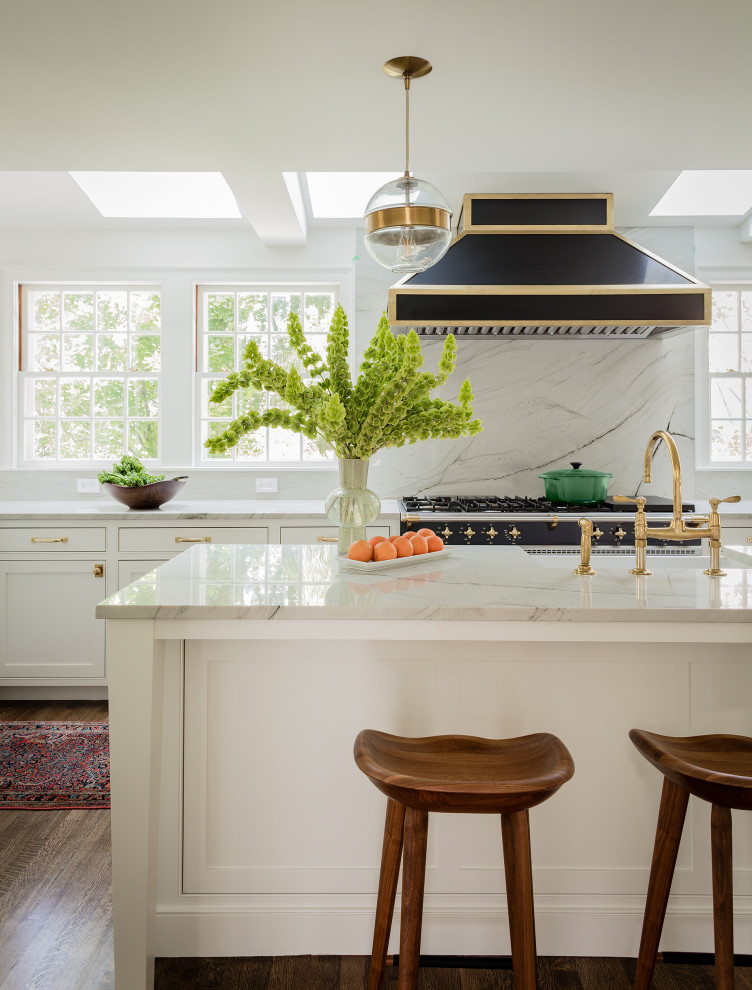 Geschlossene Klassische Küche in U-Form mit Landhausspüle, Kassettenfronten, Quarzit-Arbeitsplatte, Rückwand aus Stein, braunem Holzboden und Kücheninsel in Boston