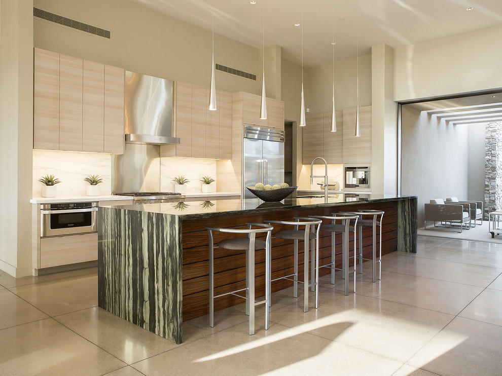 Moderne Küche in L-Form mit flächenbündigen Schrankfronten, hellen Holzschränken, Küchenrückwand in Weiß, Rückwand aus Stein, Küchengeräten aus Edelstahl, Kücheninsel, grauem Boden und bunter Arbeitsplatte in Phoenix