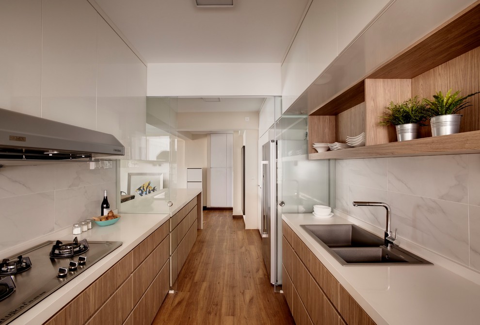 Idéer för att renovera ett minimalistiskt kök och matrum, med en dubbel diskho, bänkskiva i kvartsit, vitt stänkskydd, rostfria vitvaror, mellanmörkt trägolv och en köksö