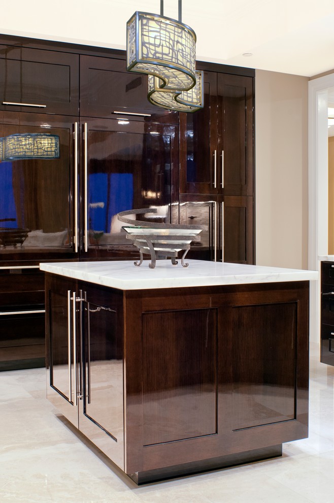 Exempel på ett mycket stort modernt kök, med en undermonterad diskho, luckor med infälld panel, skåp i mörkt trä, bänkskiva i kvartsit, beige stänkskydd, stänkskydd i stickkakel, rostfria vitvaror, marmorgolv och en halv köksö