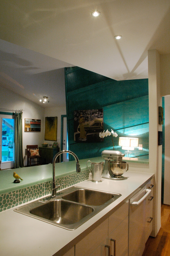 Foto di una piccola cucina design con lavello da incasso, ante lisce, ante bianche, top in superficie solida, paraspruzzi verde, paraspruzzi con piastrelle di vetro e pavimento in bambù