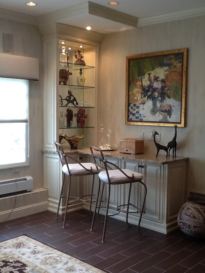 ニューヨークにあるお手頃価格の中くらいなトランジショナルスタイルのおしゃれなキッチン (レイズドパネル扉のキャビネット、ヴィンテージ仕上げキャビネット、御影石カウンター、磁器タイルの床) の写真