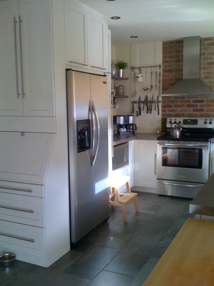 Mittelgroße Klassische Wohnküche in U-Form mit Schrankfronten im Shaker-Stil, weißen Schränken, Zink-Arbeitsplatte und Küchengeräten aus Edelstahl in Montreal
