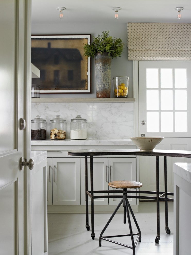 Inspiration för ett avskilt, litet vintage u-kök, med en undermonterad diskho, luckor med infälld panel, grå skåp, marmorbänkskiva, grönt stänkskydd och integrerade vitvaror