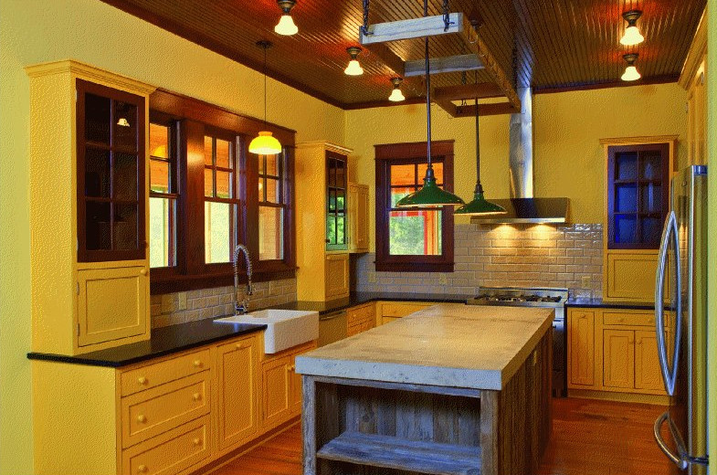 Idéer för att renovera ett avskilt, stort funkis kök, med gula skåp, träbänkskiva, beige stänkskydd, stänkskydd i keramik, rostfria vitvaror, mellanmörkt trägolv och en köksö