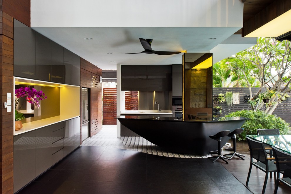 Offene, Mittelgroße Küche mit flächenbündigen Schrankfronten, braunen Schränken und Kücheninsel in Singapur