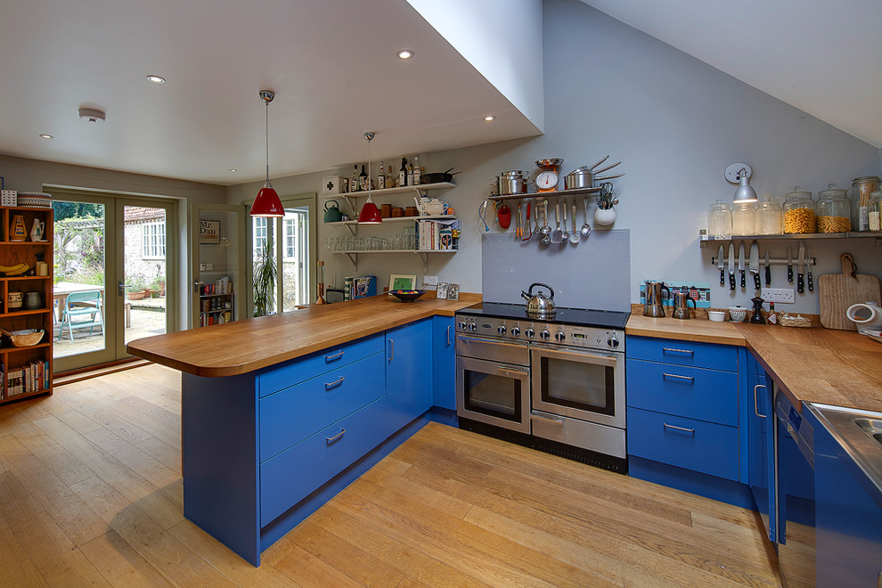 Trendy kitchen photo in Surrey