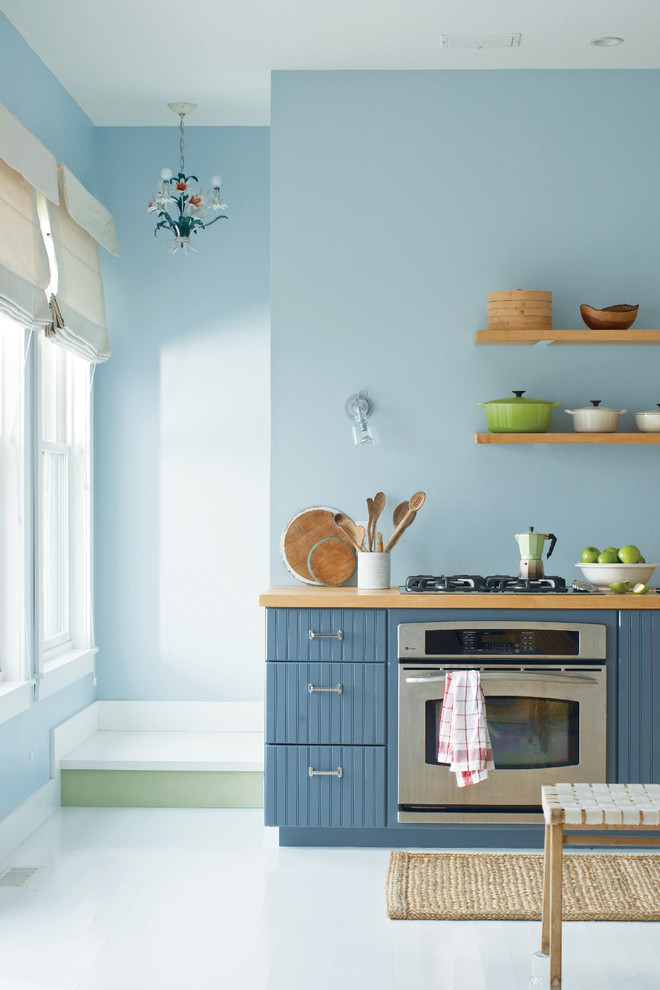 Exempel på ett lantligt kök, med luckor med lamellpanel, blå skåp, träbänkskiva, målat trägolv och vitt golv