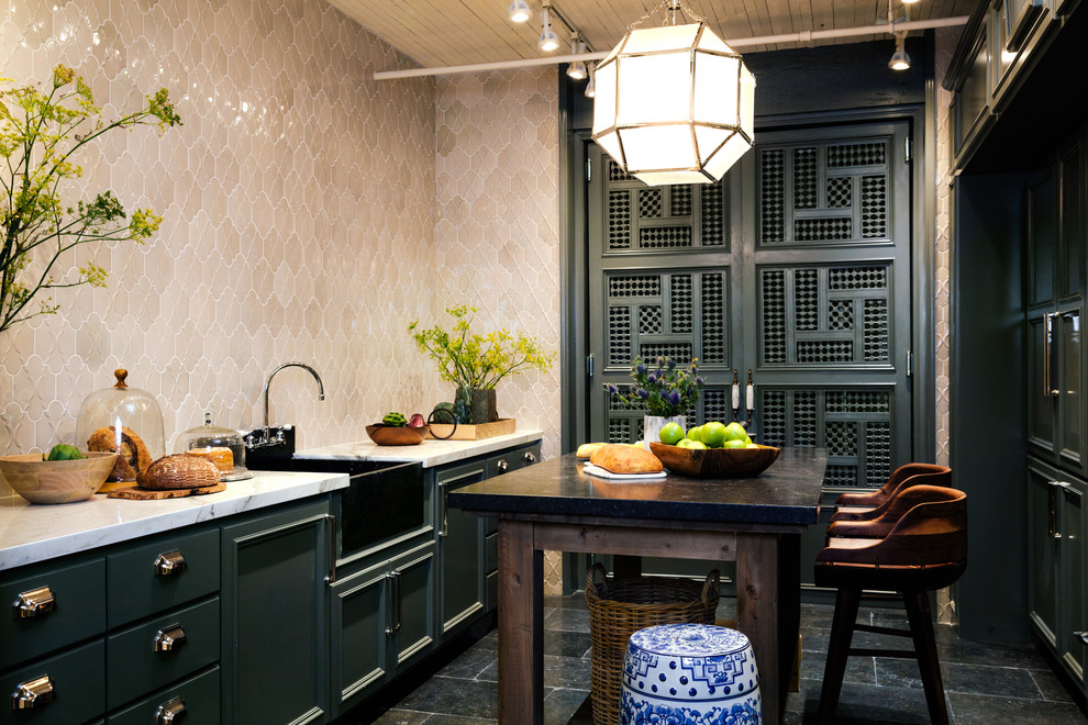 Asiatische Küche mit Landhausspüle, Schrankfronten mit vertiefter Füllung, grünen Schränken, Küchenrückwand in Beige und Kücheninsel in San Francisco