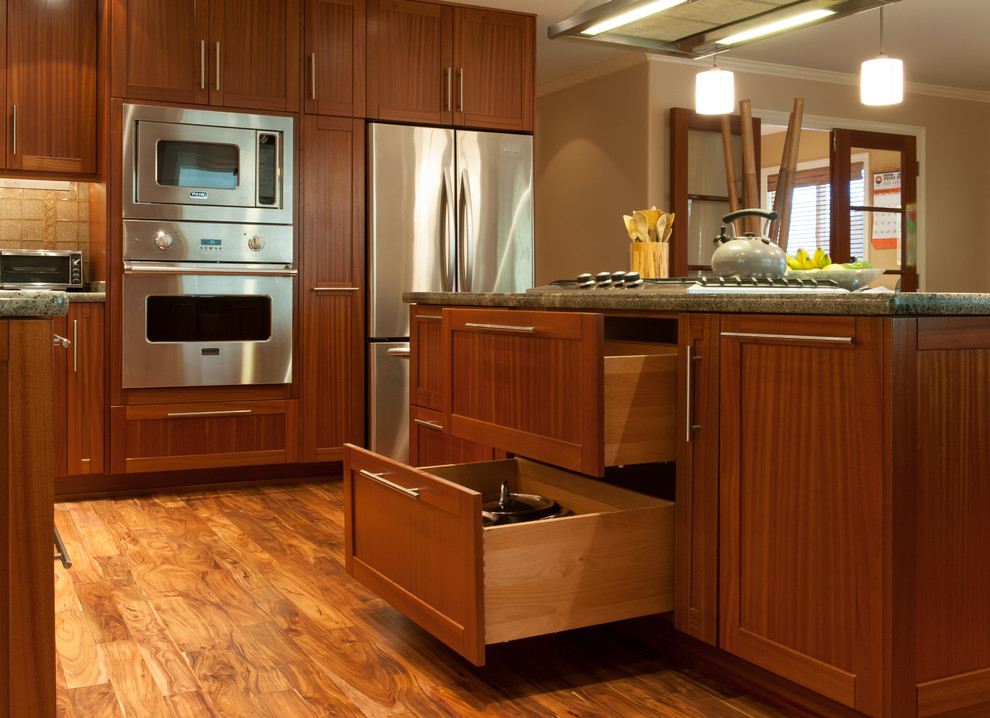 Imagen de cocina tropical de tamaño medio con armarios estilo shaker, puertas de armario de madera oscura y encimera de granito