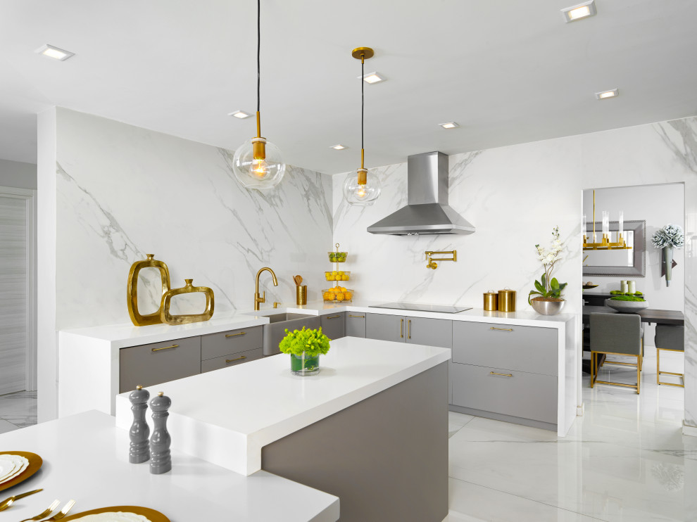 Exempel på ett stort modernt vit vitt kök, med en undermonterad diskho, släta luckor, bruna skåp, marmorbänkskiva, vitt stänkskydd, stänkskydd i marmor, rostfria vitvaror, marmorgolv, en köksö och vitt golv