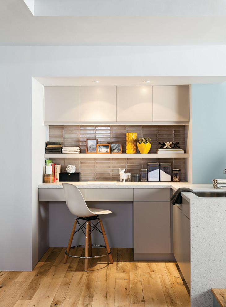 Источник вдохновения для домашнего уюта: кухня в современном стиле с плоскими фасадами и коричневым фартуком