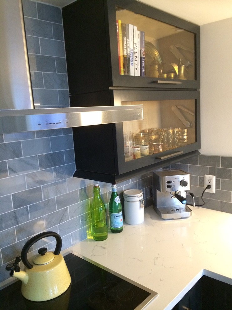 Modern inredning av ett mellanstort kök, med en undermonterad diskho, skåp i shakerstil, blå skåp, bänkskiva i kvarts, grått stänkskydd, stänkskydd i tunnelbanekakel, rostfria vitvaror och en halv köksö