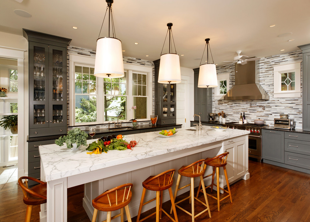 Источник вдохновения для домашнего уюта: кухня в стиле неоклассика (современная классика) с серыми фасадами, разноцветным фартуком и фартуком из удлиненной плитки