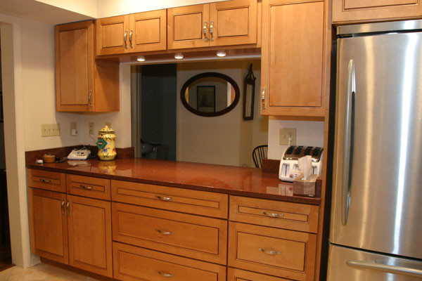 Einzeilige, Kleine Klassische Küche mit Küchenrückwand in Braun, Rückwand aus Stein, Küchengeräten aus Edelstahl und Granit-Arbeitsplatte in Washington, D.C.