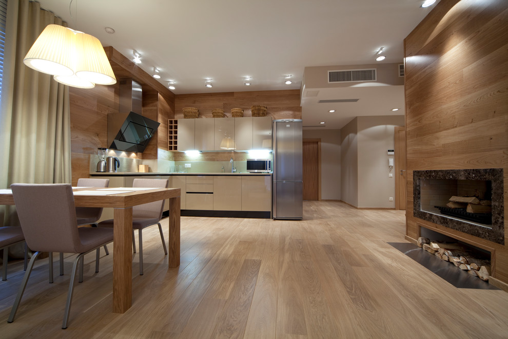 Moderne Wohnküche ohne Insel in L-Form mit flächenbündigen Schrankfronten, weißen Schränken und weißer Arbeitsplatte in Los Angeles