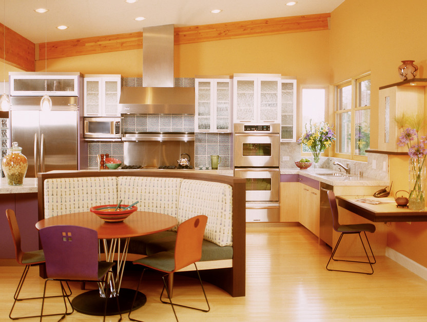 Стильный дизайн: большая угловая кухня в современном стиле с обеденным столом, двойной мойкой, белыми фасадами, гранитной столешницей, синим фартуком, фартуком из стеклянной плитки, техникой из нержавеющей стали, полом из бамбука и островом - последний тренд