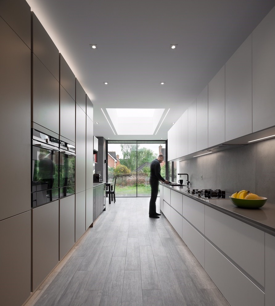 Immagine di una cucina design con pavimento in gres porcellanato e pavimento marrone
