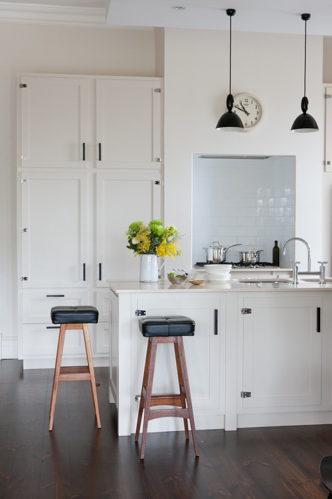Klassische Küche mit Schrankfronten im Shaker-Stil, beigen Schränken, Küchenrückwand in Weiß und Rückwand aus Metrofliesen in Adelaide