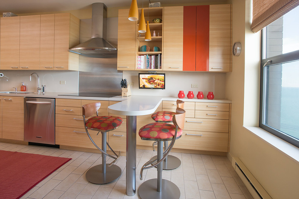 Modern inredning av ett stort linjärt kök och matrum, med släta luckor, skåp i ljust trä, laminatbänkskiva, rostfria vitvaror, en undermonterad diskho, stänkskydd med metallisk yta, vinylgolv, en halv köksö och vitt golv