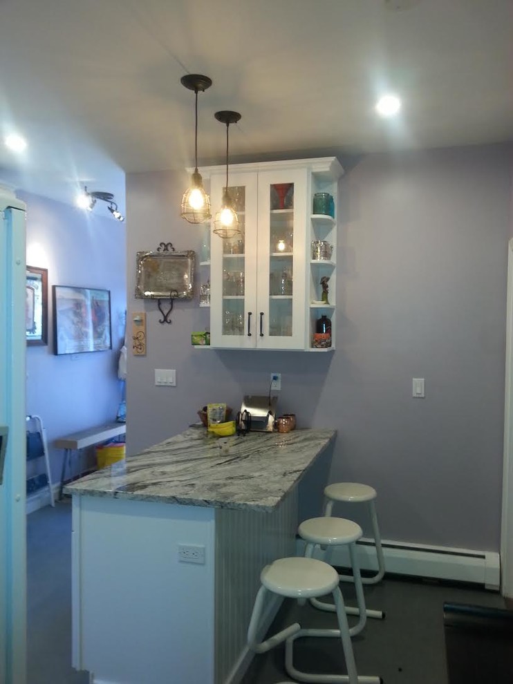 Idéer för små vintage kök och matrum, med luckor med glaspanel, vita skåp, marmorbänkskiva, betonggolv, en halv köksö och grått golv