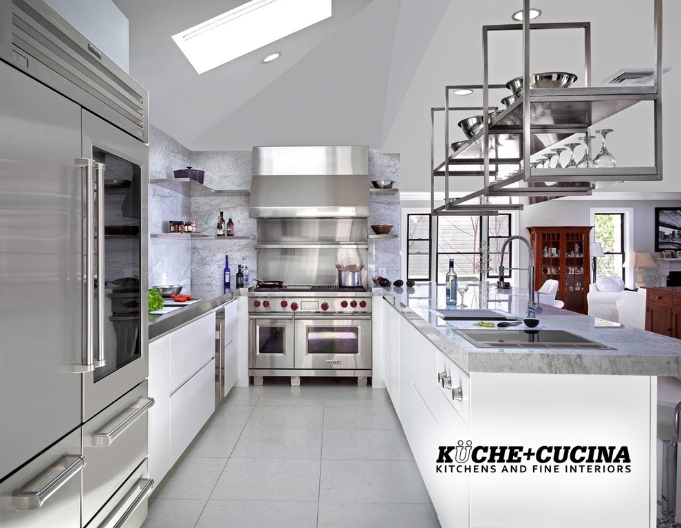 Idéer för att renovera ett mellanstort funkis kök och matrum, med en undermonterad diskho, släta luckor, vita skåp, marmorbänkskiva, vitt stänkskydd, rostfria vitvaror, klinkergolv i porslin, en halv köksö, stänkskydd i marmor och grått golv