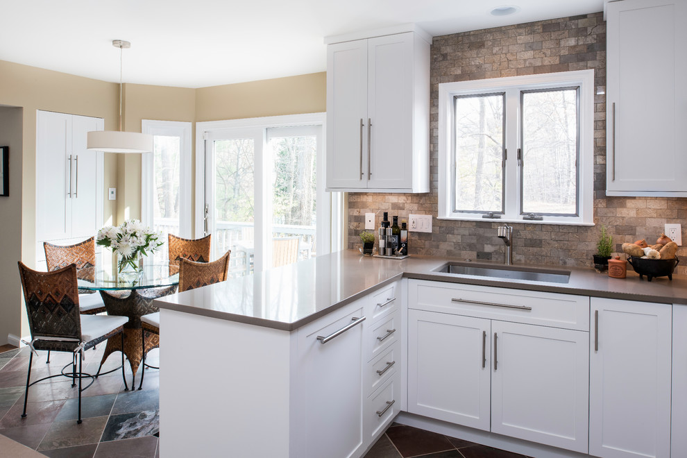 Exempel på ett avskilt, mellanstort modernt u-kök, med en undermonterad diskho, skåp i shakerstil, vita skåp, bänkskiva i kvarts, flerfärgad stänkskydd, stänkskydd i marmor, rostfria vitvaror, skiffergolv, en halv köksö och flerfärgat golv