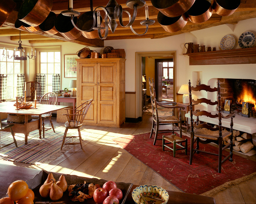 На фото: кухня в стиле кантри с обеденным столом и деревянной столешницей