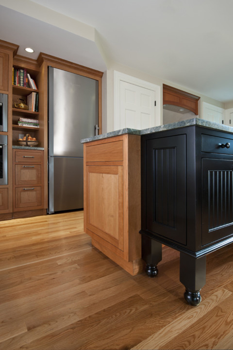 Ejemplo de cocina tradicional con puertas de armario negras, encimera de granito y electrodomésticos de acero inoxidable
