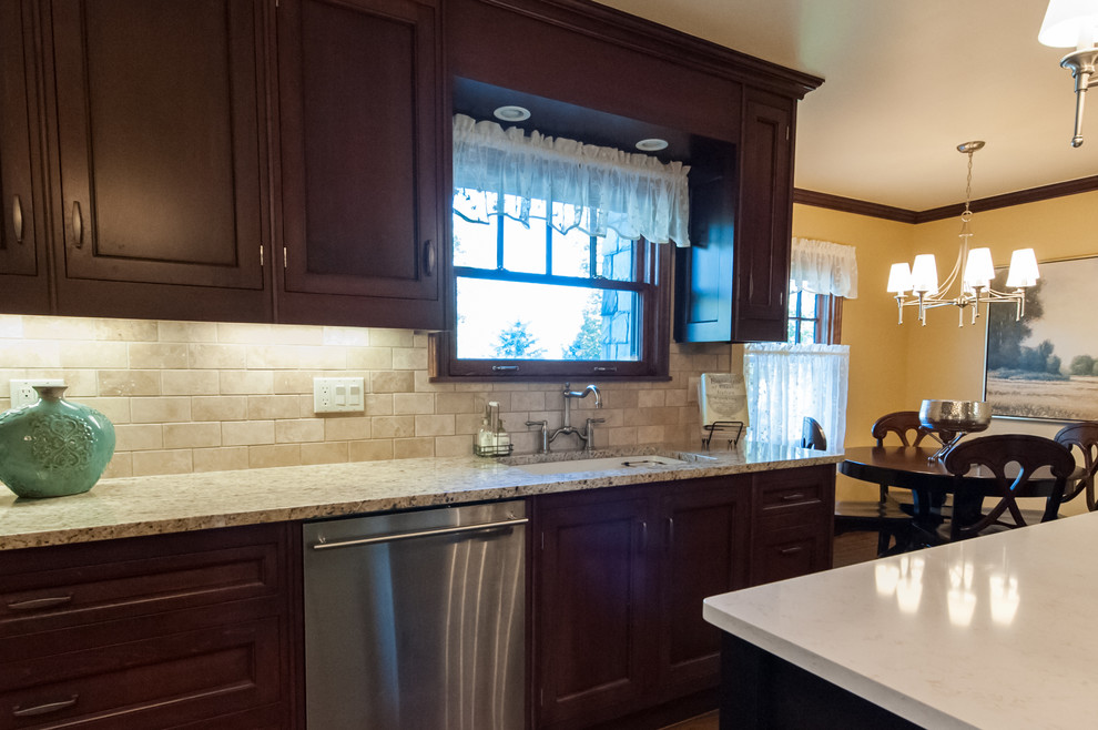 Example of a classic eat-in kitchen design in Detroit with an undermount sink