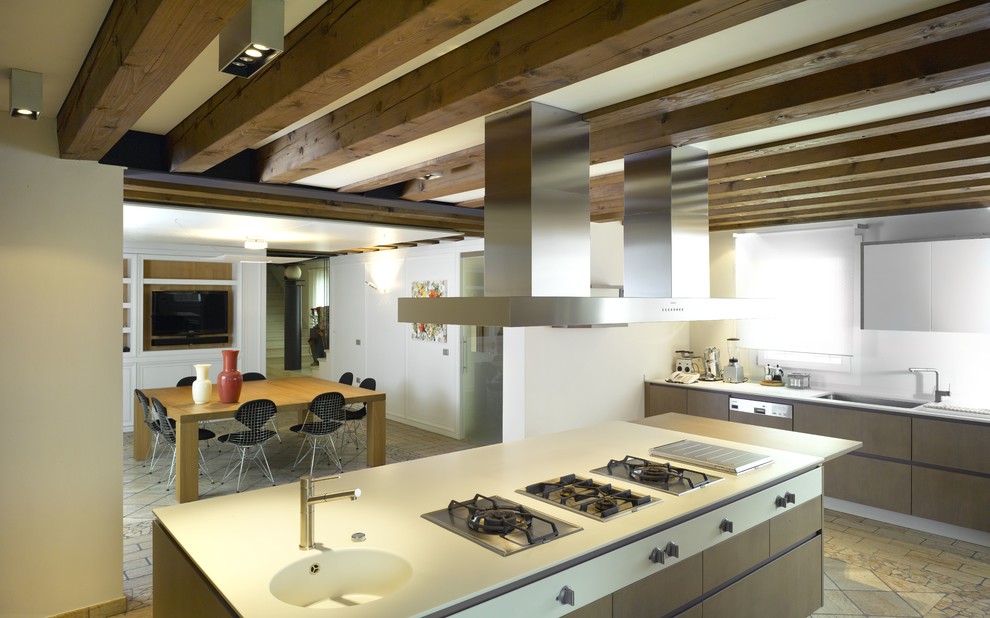 Пример оригинального дизайна: кухня в стиле модернизм с плоскими фасадами, техникой под мебельный фасад и обеденным столом