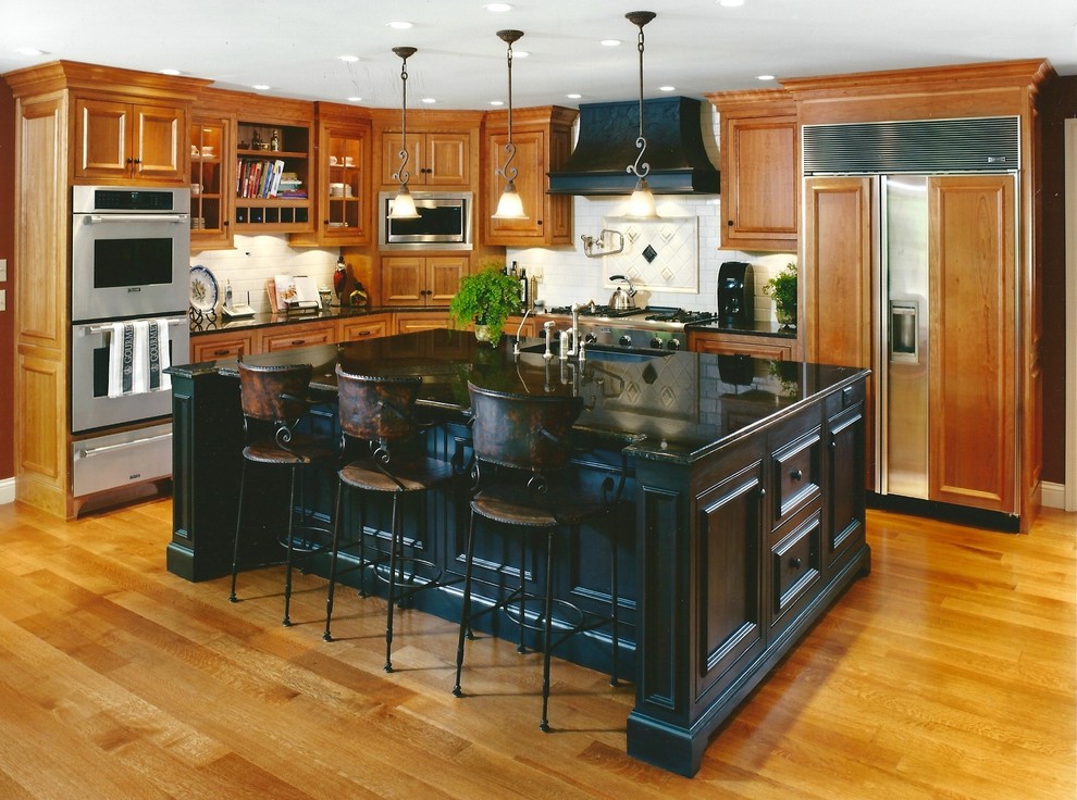 Пример оригинального дизайна: кухня в классическом стиле с фасадами с выступающей филенкой и фасадами цвета дерева среднего тона
