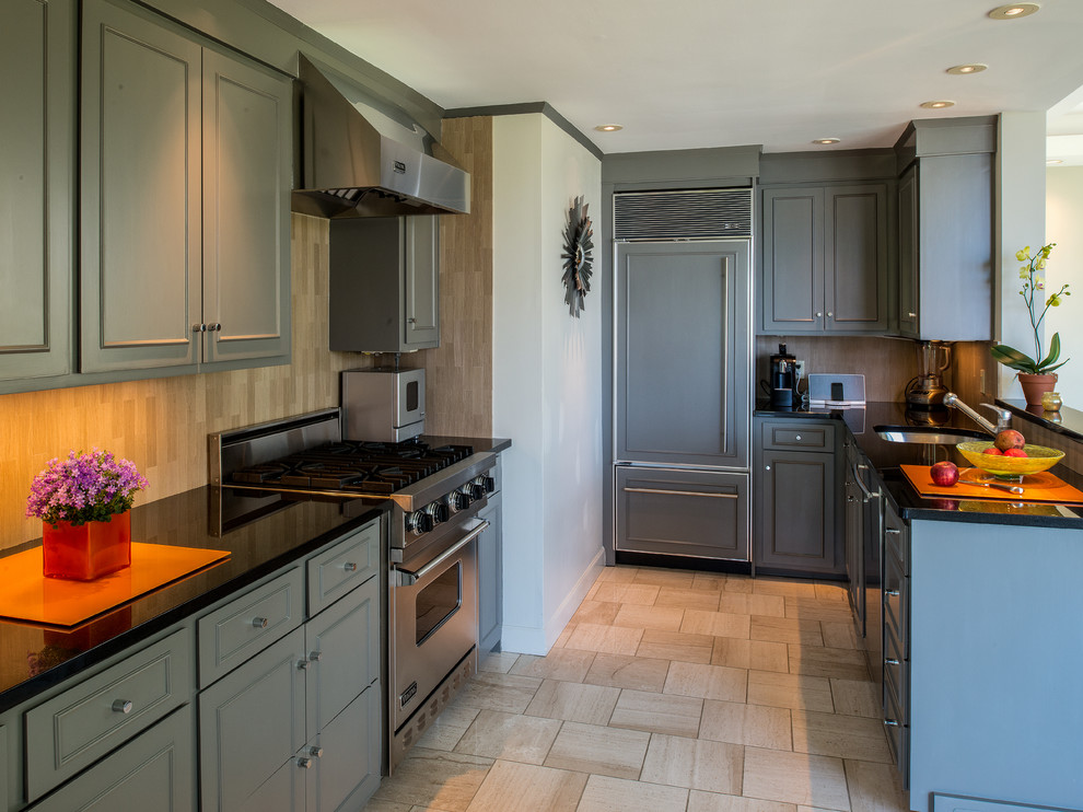 Immagine di una cucina ad U classica di medie dimensioni con lavello sottopiano, elettrodomestici in acciaio inossidabile, ante verdi e penisola
