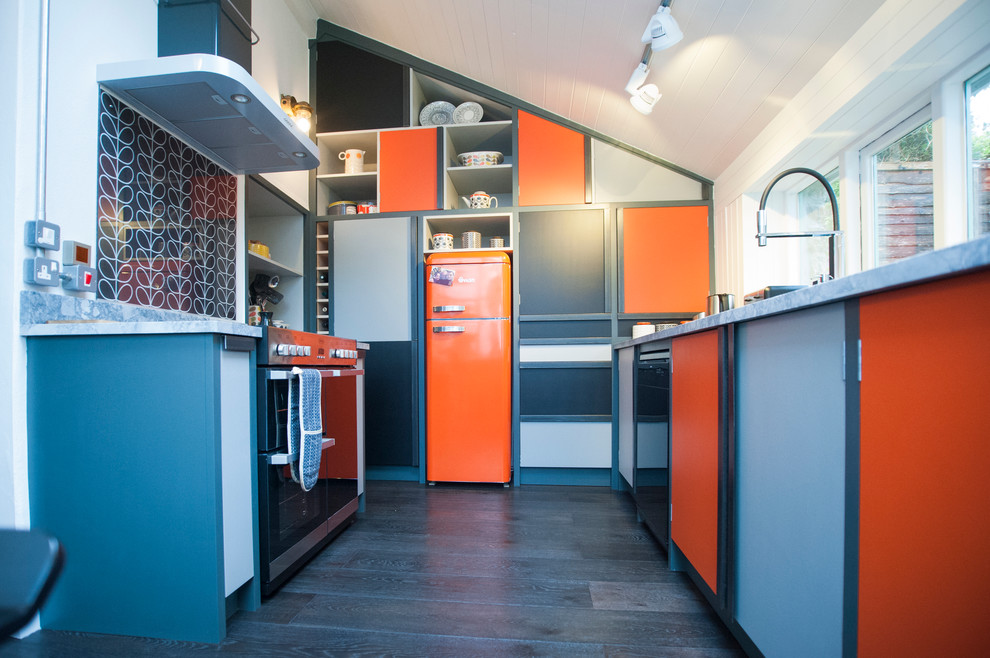 Пример оригинального дизайна: п-образная кухня среднего размера в стиле фьюжн с оранжевыми фасадами