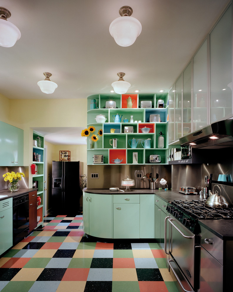 Modern inredning av ett avskilt, stort kök, med en nedsänkt diskho, släta luckor, blå skåp, granitbänkskiva, grått stänkskydd, rostfria vitvaror och vinylgolv