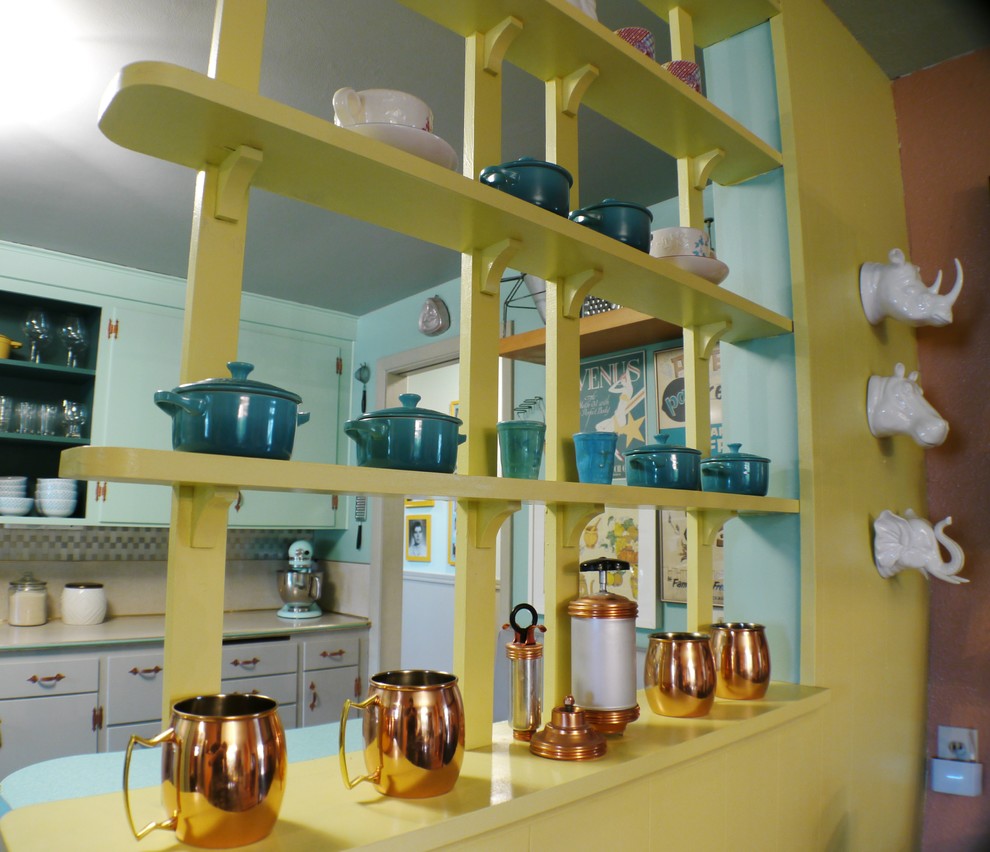 Esempio di una cucina minimalista di medie dimensioni con lavello a doppia vasca, ante lisce, ante blu, top in laminato, paraspruzzi a effetto metallico, paraspruzzi con piastrelle di metallo, elettrodomestici in acciaio inossidabile, pavimento in linoleum e nessuna isola