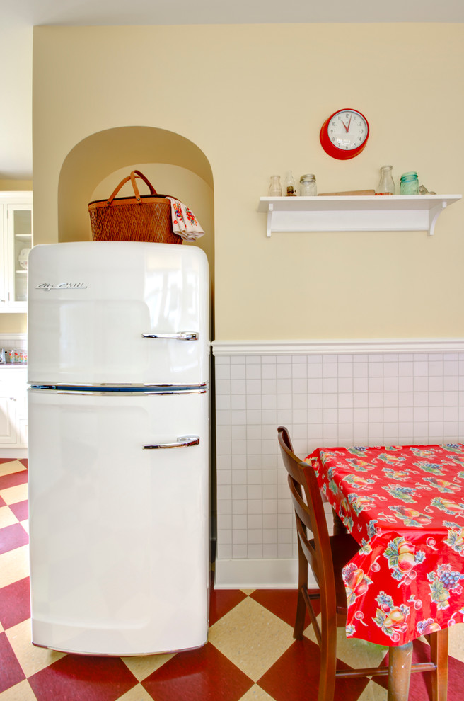 Example of a classic kitchen design in Portland
