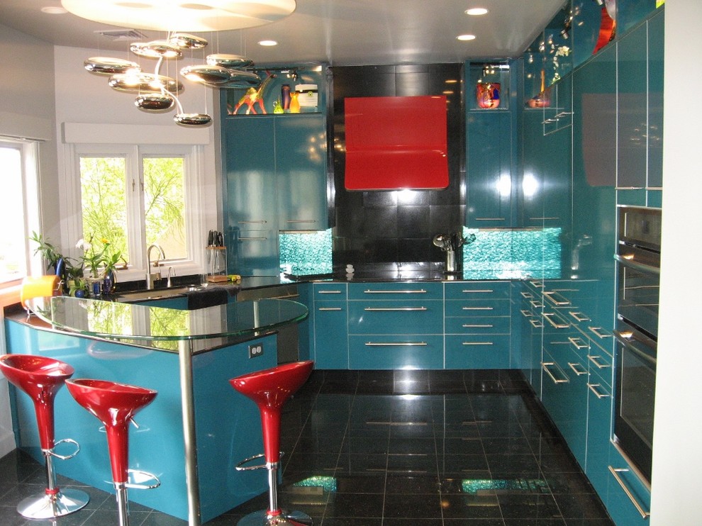 На фото: отдельная, п-образная кухня среднего размера в стиле фьюжн с врезной мойкой, плоскими фасадами, синими фасадами, стеклянной столешницей, синим фартуком, фартуком из стекла, техникой из нержавеющей стали, полом из линолеума и полуостровом