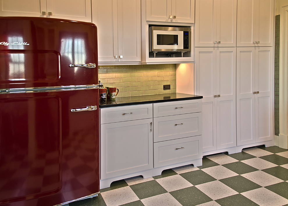 Idee per una cucina moderna di medie dimensioni con lavello sottopiano, ante in stile shaker, ante bianche, paraspruzzi verde, elettrodomestici colorati e pavimento in linoleum