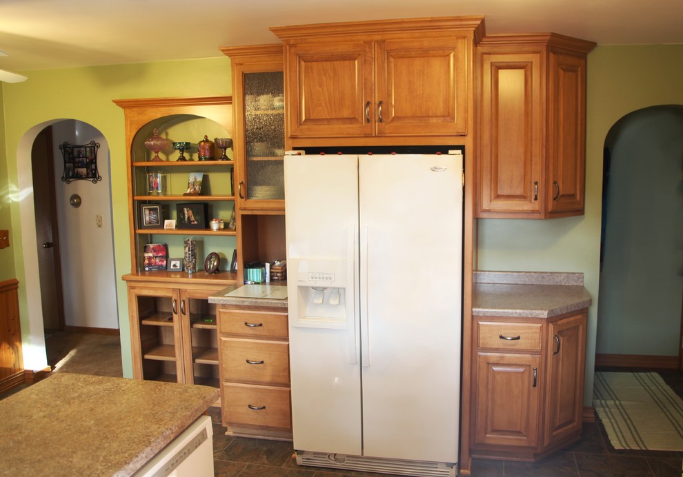 Idéer för att renovera ett mellanstort vintage kök och matrum, med en dubbel diskho, luckor med upphöjd panel, skåp i ljust trä, laminatbänkskiva, vita vitvaror, kalkstensgolv och en halv köksö