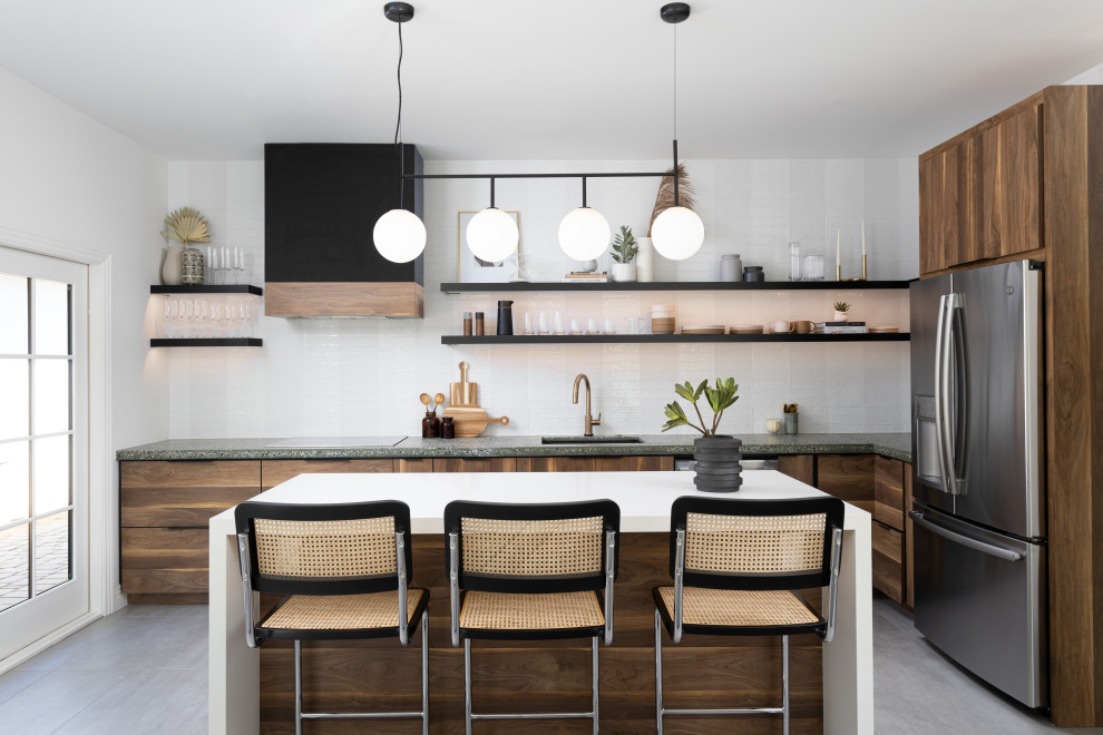 Idee per una cucina design con lavello sottopiano, ante lisce, ante in legno scuro, elettrodomestici in acciaio inossidabile, pavimento grigio e top verde