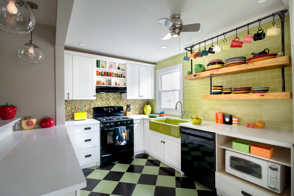 Inspiration för ett mellanstort lantligt u-kök, med en rustik diskho, skåp i shakerstil, vita skåp, bänkskiva i kvarts, grönt stänkskydd, stänkskydd i tunnelbanekakel, svarta vitvaror, klinkergolv i keramik, en halv köksö och flerfärgat golv