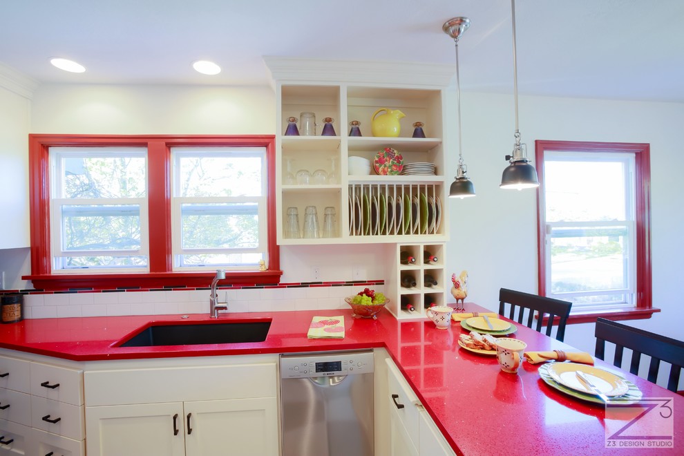 Example of a small eclectic u-shaped kitchen design in Charleston with an undermount sink, shaker cabinets, white cabinets, quartz countertops, white backsplash, subway tile backsplash, stainless steel appliances and a peninsula