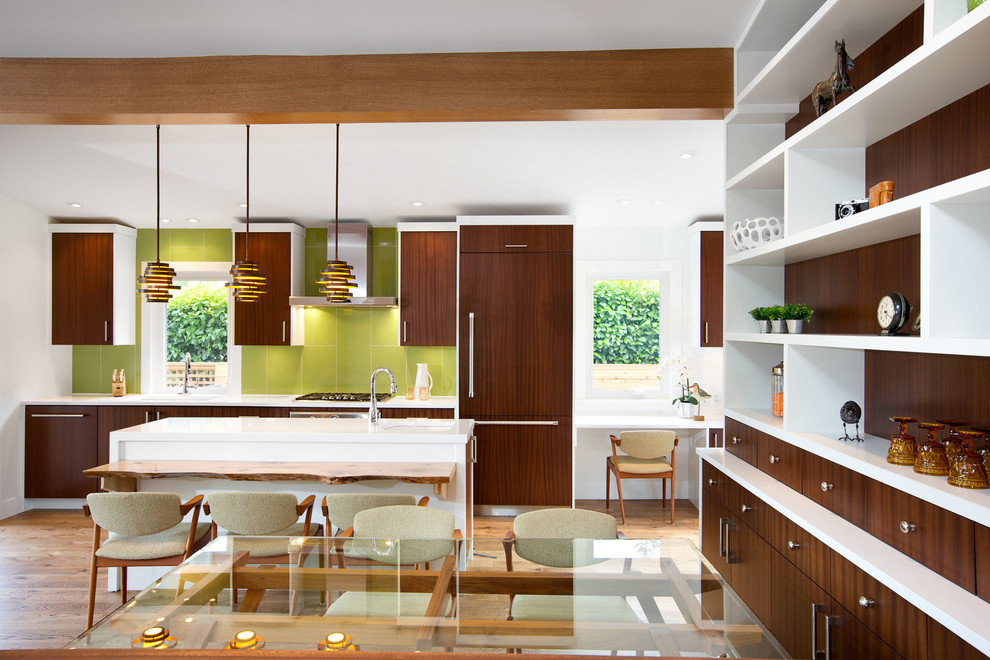 Inspiration för ett retro linjärt kök med öppen planlösning, med en undermonterad diskho, bruna skåp, bänkskiva i kvarts, grönt stänkskydd, stänkskydd i terrakottakakel och integrerade vitvaror