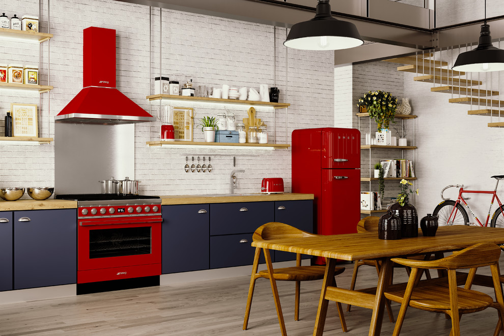 Свежая идея для дизайна: прямая кухня в стиле фьюжн с цветной техникой и синими фасадами - отличное фото интерьера