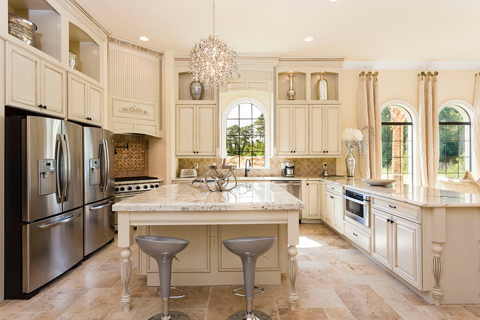 Foto di una grande cucina chic con ante con riquadro incassato, top in marmo, paraspruzzi beige e elettrodomestici in acciaio inossidabile