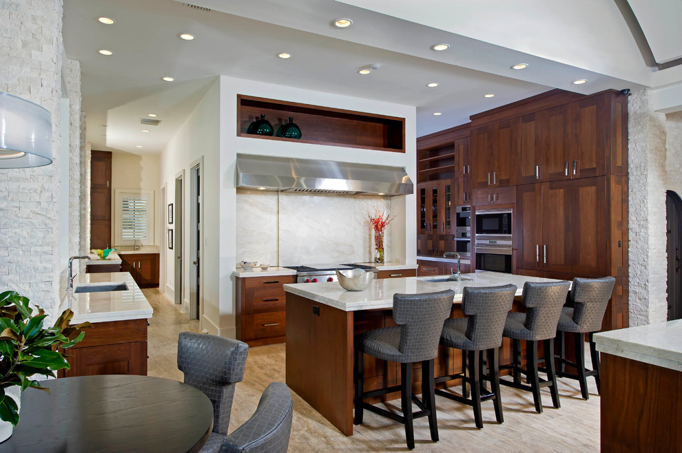 Immagine di una cucina ad ambiente unico design con lavello sottopiano, ante in stile shaker, ante in legno bruno e elettrodomestici in acciaio inossidabile